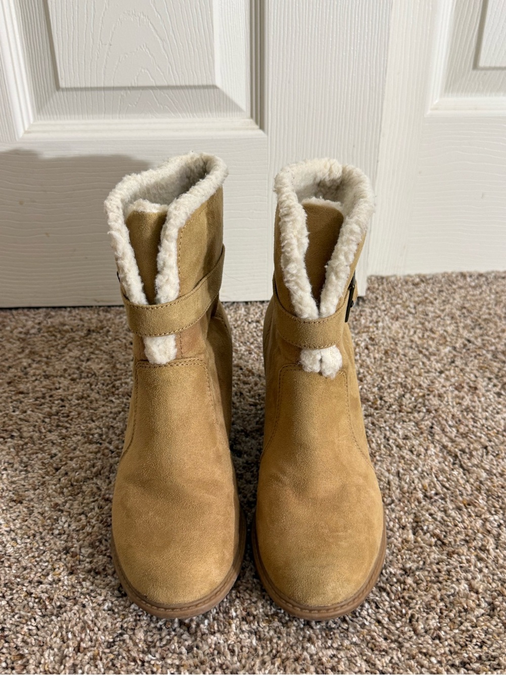 American Eagle Women’s Size 7 Tan Faux Suede Sherpa Lined Buckle Ankle Boots